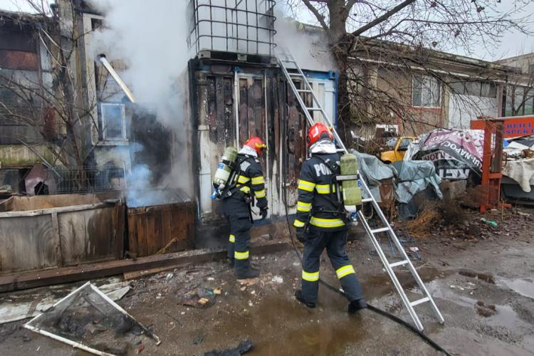 Incendiu pe strada Fabricii din Cluj-Napoca! Flăcările au cuprins un container unde sunt depozitate cauciucuri