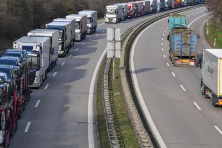 Doi șoferi români de TIR, prinși la volan sub influența substanțelor interzise, în Germania. Polițiștii i-au găsit pe șosele de 3 ori în aceeași zi 