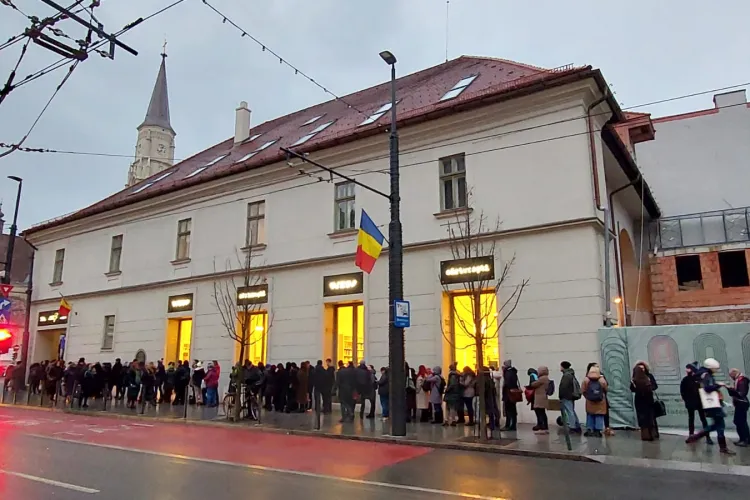 Muzeul Farmaciei din Cluj și-a redeschis porțile! Zeci de clujeni au stat la coadă pentru a admira cele peste 7000 de artefacte medicale - FOTO