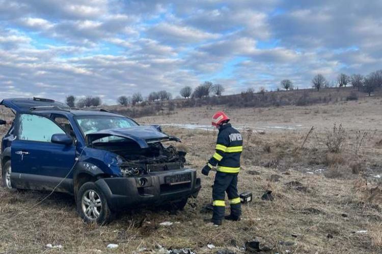 Accident între localitățile Aghireșu și Petrindu! Un șofer a ajuns cu mașina pe câmp - FOTO