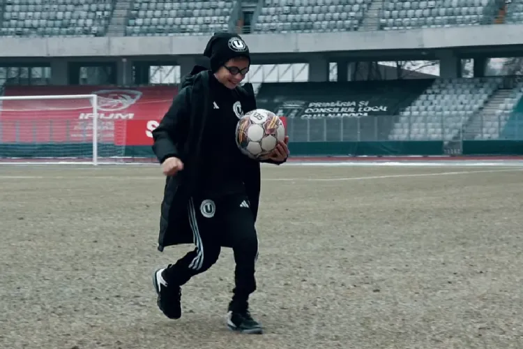 Un băiețel de 9 ani, suporter al Universității Cluj, este prezent trup și suflet la orice meci al echipei favorite, în ciuda deficiențelor de vedere -VIDEO