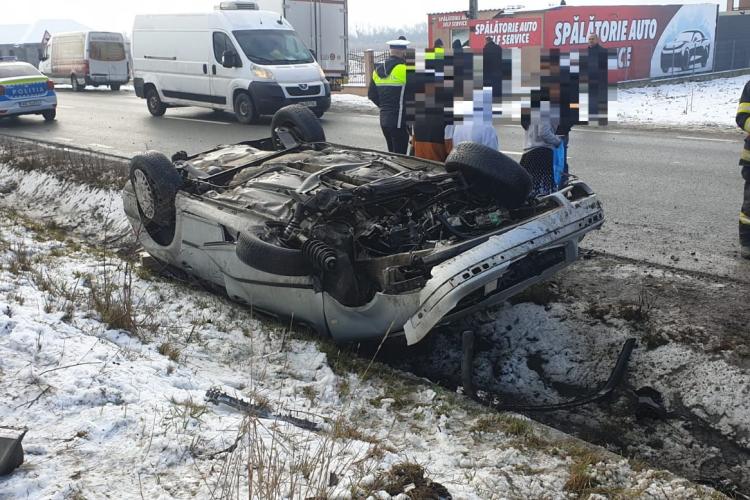 O mașină s-a răsturnat în Cășeiu, Cluj! Un bărbat și trei minori, transportați la spital - FOTO