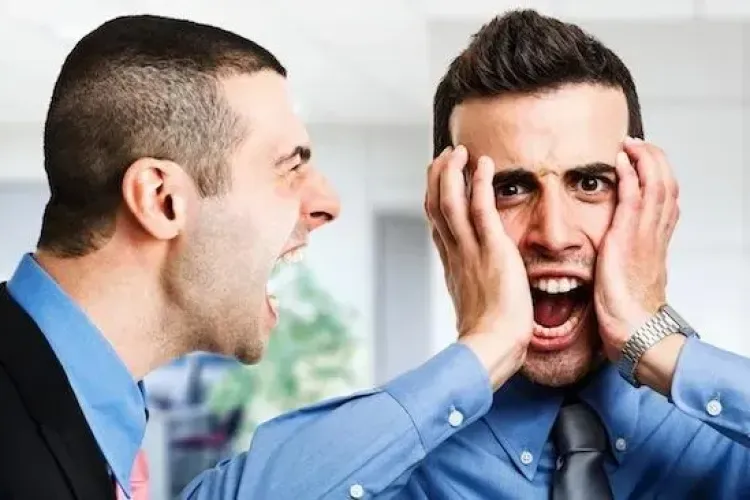 ”Bă, cum o fi, în Moldova oamenii când greșesc au destulă bărbație să recunoască că au greșit” - Scandal pe o stradă din Cluj - FOTO