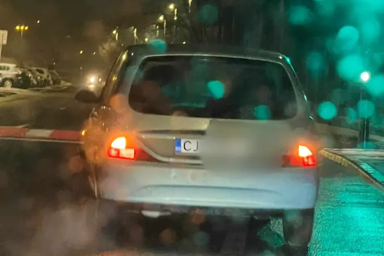 Clujeancă surprinsă în timp ce pleacă de la supermarket cu coșul de cumpărături în portbagaj: La prețurile din țară trebuia sa pună și casiera în mașină