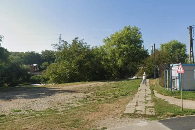 În ciuda renovărilor, clujenii sunt nemulțumiți de felul în care arată zona malurilor Someșului: ,,Trotuar distrus, noroi peste tot spațiul verde”