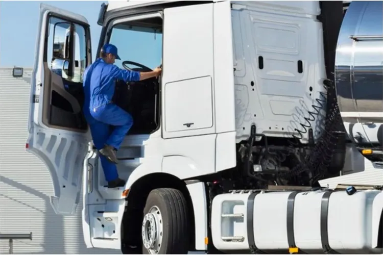 Trei tineri reținuți pentru că au furat motorină dintr-un camion din Cluj