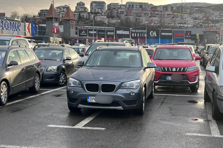 ”Când te dai jos din căruță, ai nevoie de spațiu” - Reacții după o parcare la un mall din Cluj - FOTO