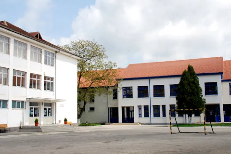 Scenă ca în filme! O elevă a încercat să fugă din cămin pentru a merge la club, dar a ajuns la spital