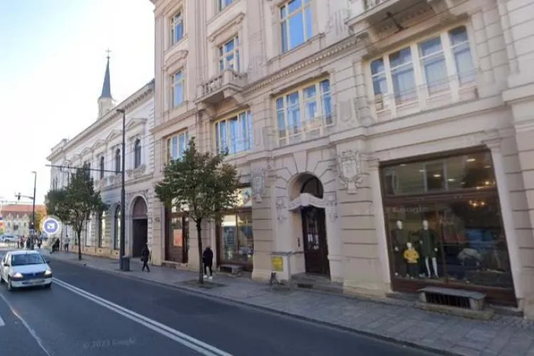 După desființarea masivă a locurilor de parcare, riveranii de pe străzile centrale cer Primăriei tarife preferențiale la parkingul de pe Moților