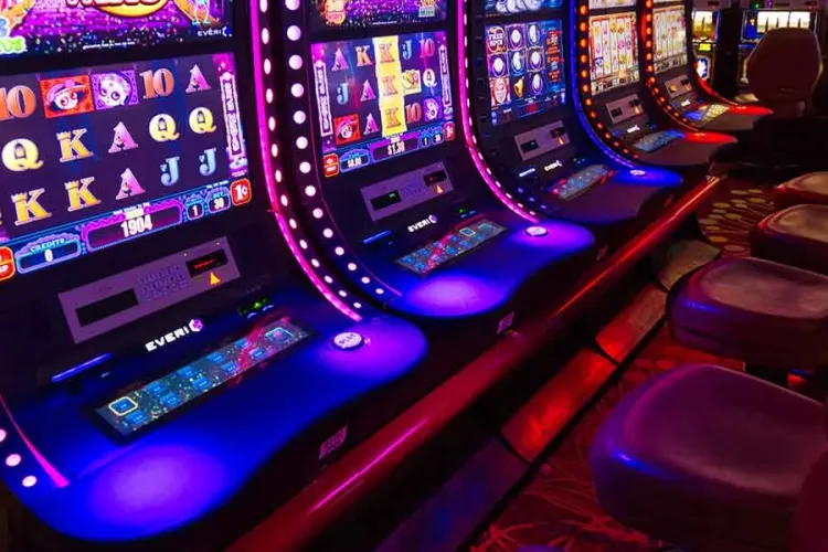 Bătaie cu arestări într-o sală de jocuri de noroc din Cluj