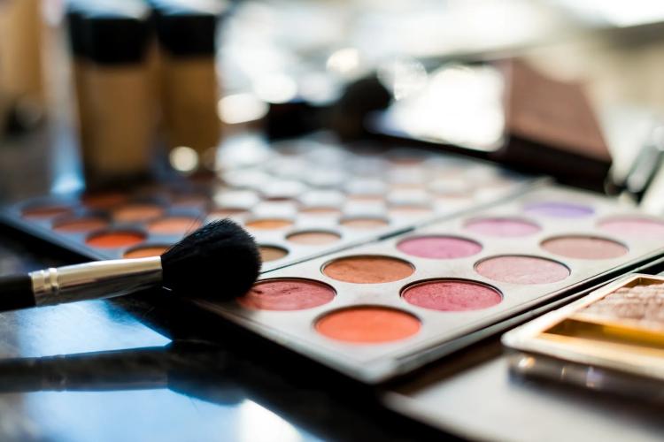 Un make-up artist a fost dat afară după ce a fost evaluat de un instrument cu inteligență artificială