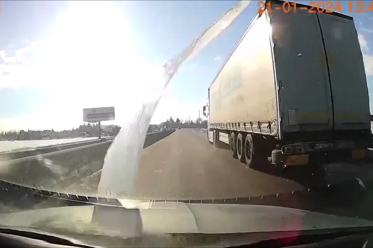 Un șofer clujean a fost ”victima” unui incident care se petrece extrem de rar. Parbrizul s-a făcut țăndări - VIDEO