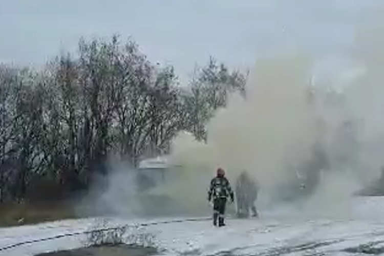 Incendiu în Feleacu! Motorul unei mașini a fost cuprins de flăcări - VIDEO