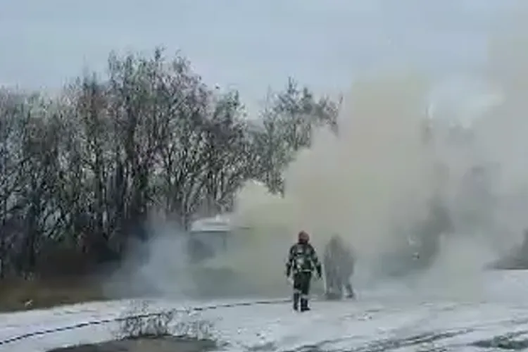 Incendiu în Feleacu! Motorul unei mașini a fost cuprins de flăcări - VIDEO