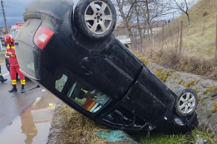 O mașină s-a răsturnat într-un mod straniu pe un drum din Cluj
