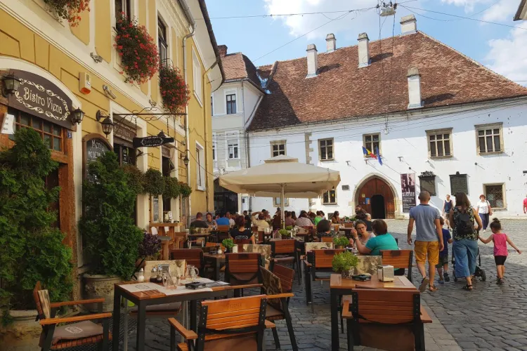 ”Ne-am gândit că va fi ceva mai ieftin. Berea este mai scumpă decât în Spania” - Turiștii străini regretă că vin în România