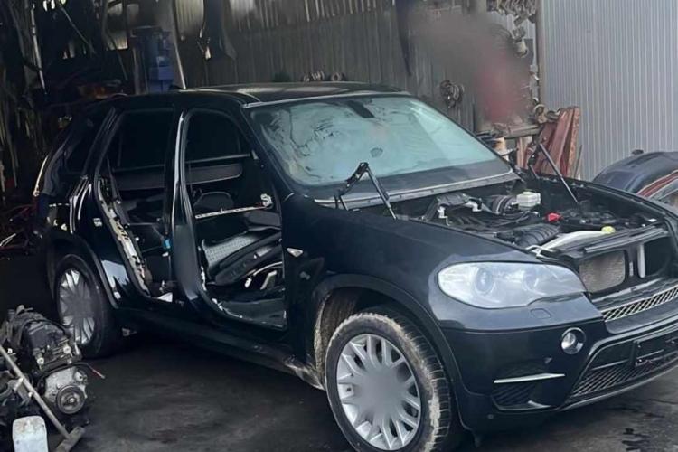 O mașină furată din Cluj-Napoca a fost găsită în județul Dolj. Hoții au lăsat-o la o firmă pentru dezmembrări auto