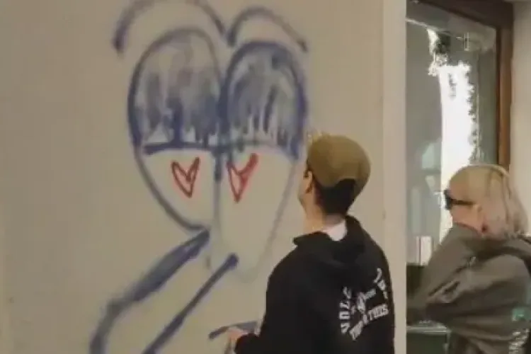 Tinerii care au desenat cu graffiti o clădire istorică din centrul Clujului, identificați de polițiști. S-au ales cu dosar penal 