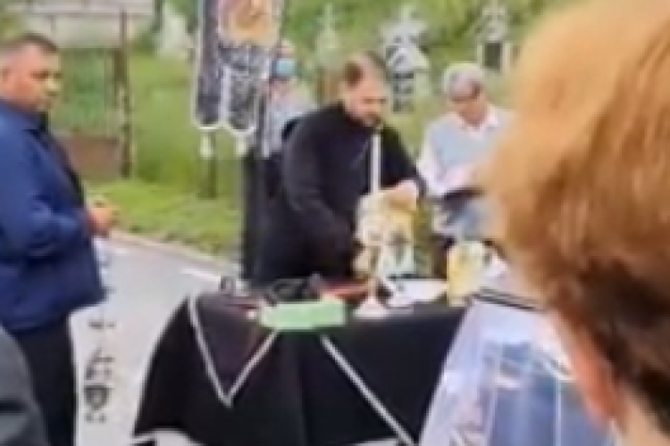 Preot din Cluj, condamnat să plătească daune, după ce a certat enoriașii la o înmormântare - VIDEO