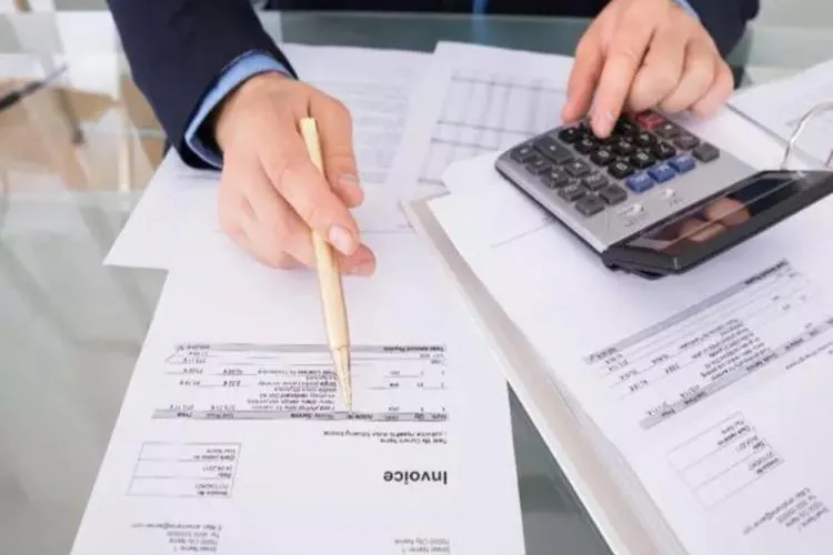 Ministerul Finanțelor ia în calcul amânarea termenului la care încep să fie aplicate sancțiuni pentru e-Factură. Comercianții spun că sistemul are probleme