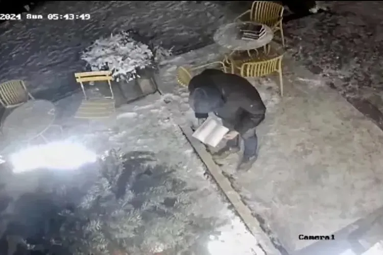 Hoțul cult! A furat un teanc de cărți dintr-o cafenea, dar le-a returnat după ce a citit una
