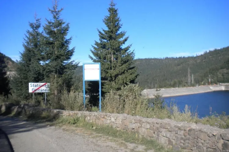 Un sofer a plonjat in alveola de deversare a lacului Belis