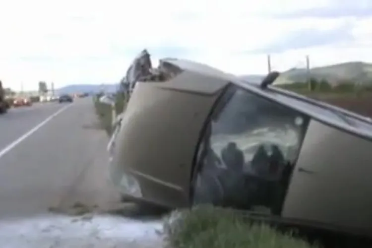 Accident intre Iclod si Livada! O masina s-a rasturnat, iar a doua a "esuat" in sant - VIDEO