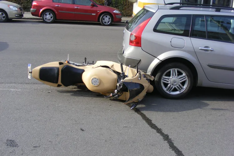 Conducatorul unui scuter, ranit grav pe strada Izlazului