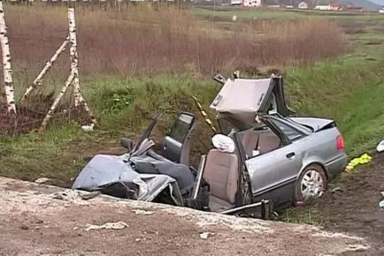 Doua persoane au fost ranite intr-un accident in localitatea clujeana Paniceni, dupa ce soferul a intrat cu masina intr-un cap de pod!