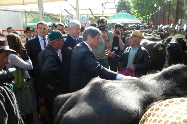 Dacian Ciolos, comisarul european pentru agricultura, a mancat branza la Targul Agraria de la Cluj si a dat sfaturi! VIDEO