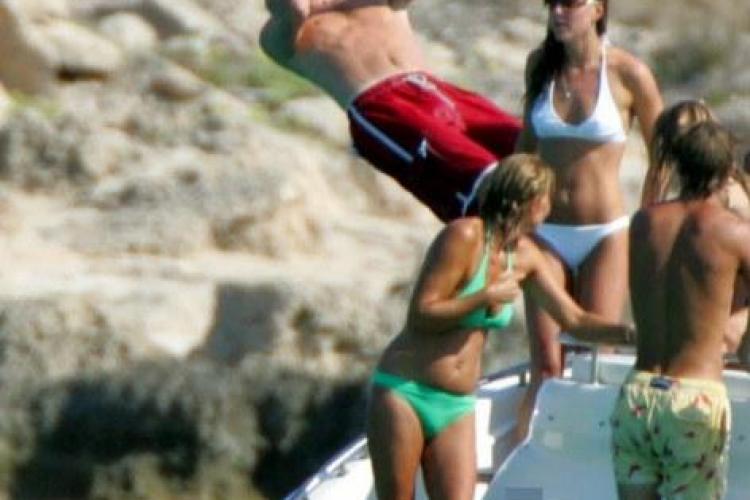 Fotografii pe yacht in Ibiza cu Kate Middleton, Pippa Middleton si Printul William in costume de baie- FOTO