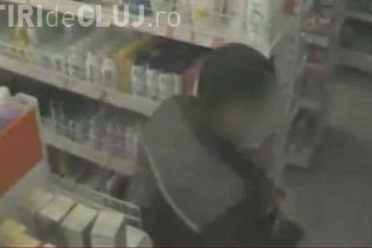 Politisti din Capitala prinsi la furat intr-un magazin! Ei au fost suprinsi de camerele de luat vederi VIDEO