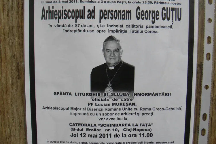 Trupul arhiepiscopului George Gutiu, depus in catedrala din Piata Cipariu