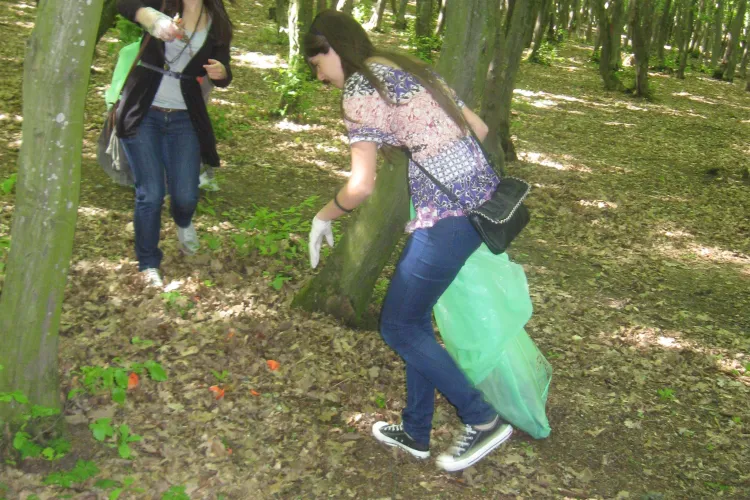 Elevii clujeni au strans 40 de metri cubi de gunoaie in cadrul campaniei "Iubesc Clujul Curat!" - FOTO