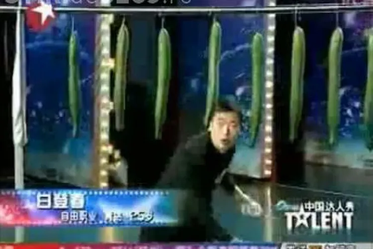 Chinezii au talent! Un tanar taie castravetii cu cartile de joc VIDEO