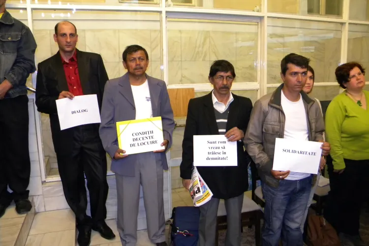 Protest in Consiliul Local! Tiganii de la Pata Rat il acuza pe Sorin Apostu ca i-a evacuat de pe strada Coastei pentru ca terenul sa fie dat bisericii