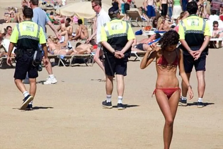 Barcelona: Turistii care umbla in costum de baie pe strada risca amenzi aspre