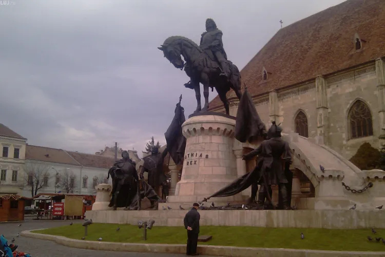 Dispute in jurul Statuii lui Matei Corvin! Intelectualii cer ca pe soclu sa fie repusa placuta cu textul lui Nicolae Iorga
