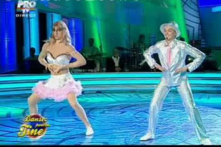 Roxana Ionescu si-a lasat partenerul fara ... sutien la "Dansez pentru tine" - VIDEO