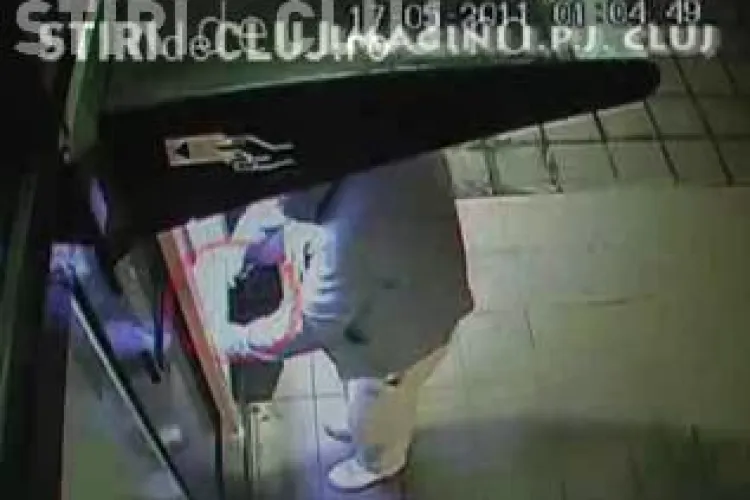 VIDEO Flagrant organizat de politistii clujeni pentru a prinde trei tineri care montau dispozitive de clonat carduri