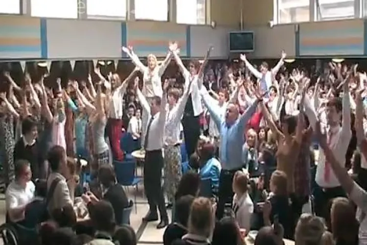 Hit pe YouTube! Vezi cum danseaza profesorii in cantina scolii! VIDEO