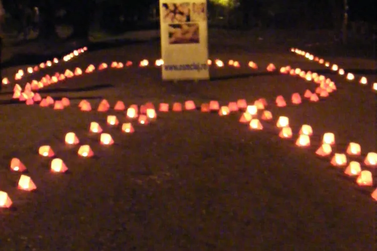 Mii de lumanari aprinse in Parcul Central Cluj Napoca, pentru victimele SIDA - FOTO