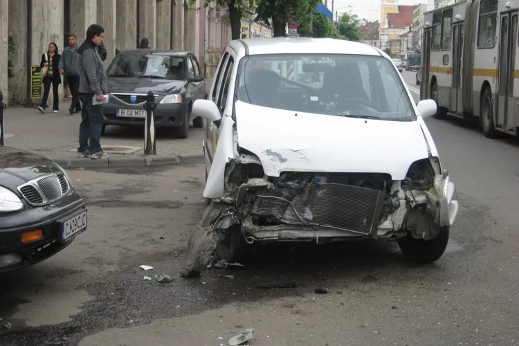 Taximetru lovit de un autobuz in fata la Prefectura Cluj! VIDEO