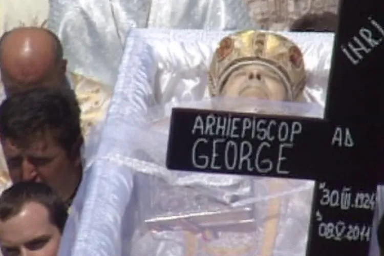 Arhiepiscopul George Gutiu, condus pe ultimul drum de sute de credinciosi intr-o ceremonie impresionanta - VIDEO