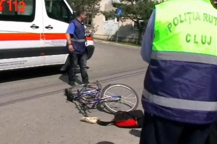 Biciclist ranit grav in Dej! A scapat vehiculul de sub control si s-a izbit de un taximetru - VIDEO