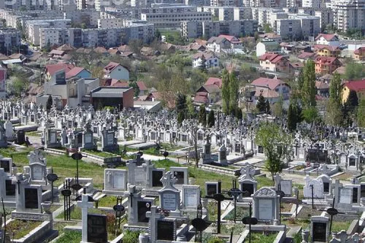 Hotii fura crucile si gardul din Cimitirul Manastur