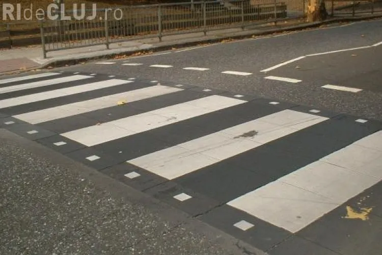 Un motociclist a lovit o fetita de 11 ani pe o trecere de pietoni din Dej