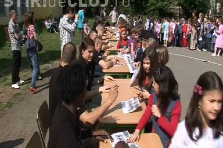 Baschetbalistii de la U Mobitelco au impartit autografe la Liceul Onisifor Ghibu - VIDEO