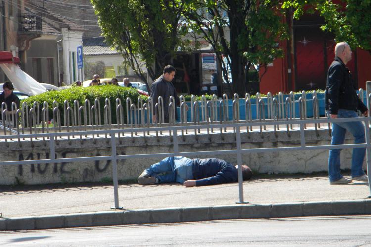 Indiferenta! Un barbat a zacut zeci de minute pe trotuar in Piata Garii si nimeni nu a sunat la 112 STIREA CITITORULUI - FOTO