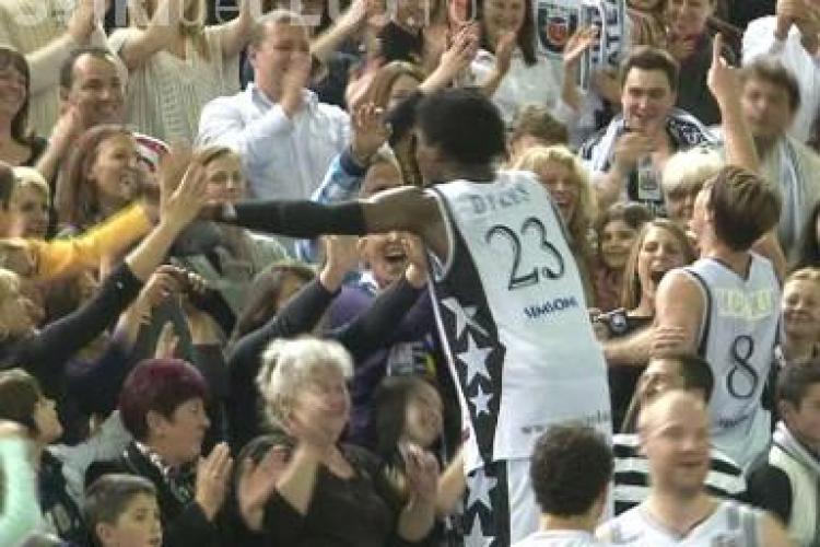 Nebunie la finalul meciului U Mobitelco - Medias! Kyndall Dykes a urcat in tribuna si a dat mana cu suporterii - VIDEO